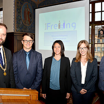 OB Tobias Eschenbacher zeichnet Privatdozent Dr. Carsten W. Müller und Prof. Jenny Kao-Kniffin sowie Dr. Christina Lehermeier und Prof. Dr. Gustavo de los Campos mit dem Wissenschaftspreis Weihenstephan der Stadt Freising 2017 aus (v.l.). Foto: Stadt Freising