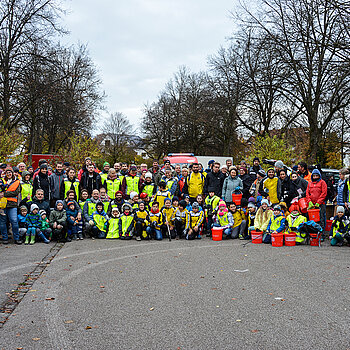 Neben Privatpersonen nehmen an der "Ramadama"-Aktion zahlreiche (Sport-)Vereine, Kirchengemeinden und Unternehmen teil. Vor der Aktion gibt es ein gemeinsames Gruppenfoto. (Foto: Stadt Freising) 