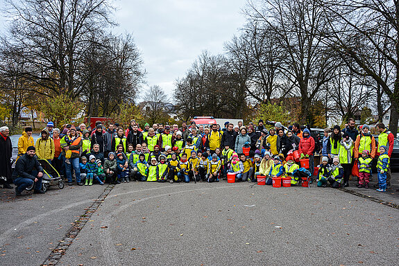 Neben Privatpersonen nehmen an der "Ramadama"-Aktion zahlreiche (Sport-)Vereine, Kirchengemeinden und Unternehmen teil. Vor der Aktion gibt es ein gemeinsames Gruppenfoto. (Foto: Stadt Freising) 