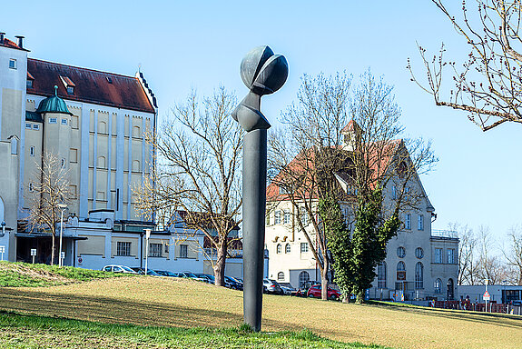 Ein Werk im Skulpturenpark Weihenstephan: Die Große Flora von Fritz Koenig. (Foto: TUM/Uli Benz) 