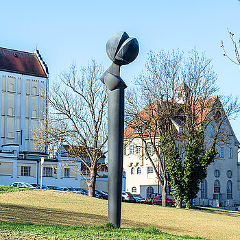 Ein Werk im Skulpturenpark Weihenstephan: Die Große Flora von Fritz Koenig. (Foto: TUM/Uli Benz) 