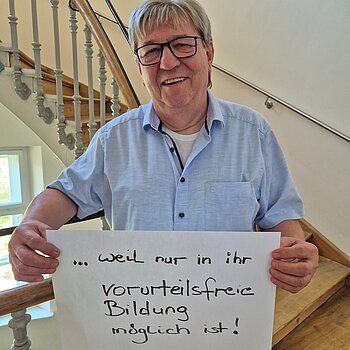 Ernst Fischer (Kreisbildungswerk Freising) feiert die Demokratie, weil nur in ihr vorurteilsfreie Bildung möglich ist. Foto: kbw Freising