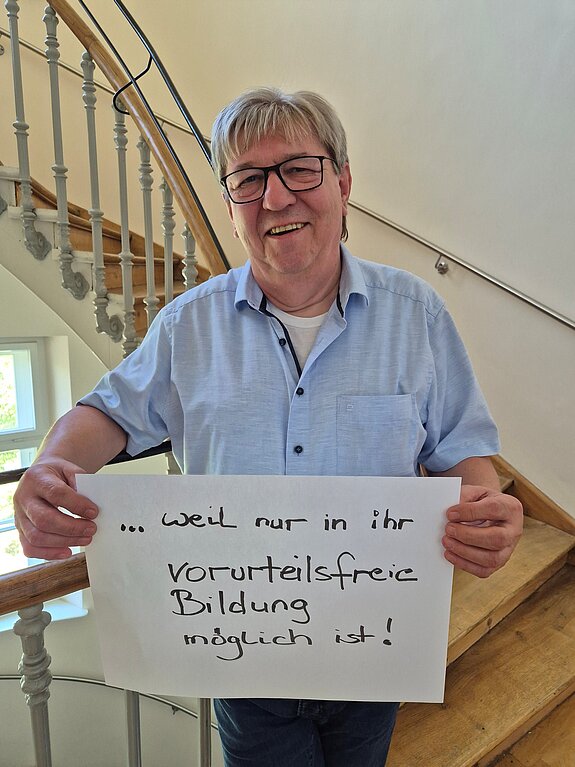 Ernst Fischer (Kreisbildungswerk Freising) feiert die Demokratie, weil nur in ihr vorurteilsfreie Bildung möglich ist. Foto: kbw Freising