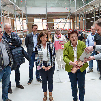 Bürgermeisterin Eva Bönig unterstützt den OB beim Befüllen der Zeitkapsel mit aktuellen Dokumenten. (Foto: Stadt Freising)
