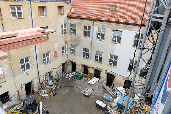 Blick von einem Dachfenster auf den Innenhof des Asamgebäudes. (Foto: Stadt Freising)