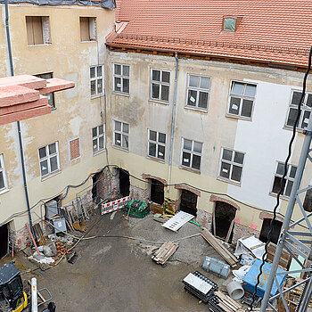 Blick von einem Dachfenster auf den Innenhof des Asamgebäudes. (Foto: Stadt Freising)