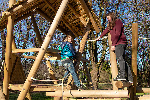 Klettern am Spielplatz. (Foto: Stadt Freising)