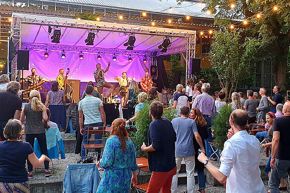 Sommerwunder Freising mit Boppin`B im Lindenkeller-Biergarten. (Foto: Stadt Freising)