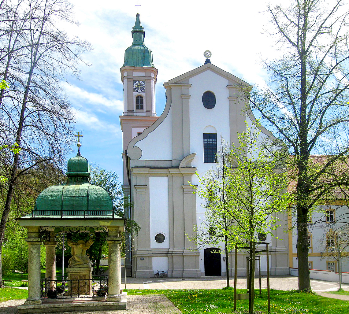 Pfarrkirche St. Peter und Paul in Neustift mit Vorplatz. 