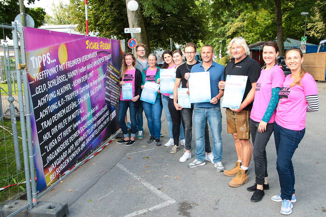 Das Angebot "Luisa ist hier" ist auch am Freisinger Volksfest vertreten: Im Festzelt, in den Hütten von Schuhbauers und Schrödls sowie in der Weinhalle und im Nachtcafé können sich Frauen ans Personal wenden und bekommen unmitelbare, diskrete Hilfe. (Foto: Landratsamt Freising)