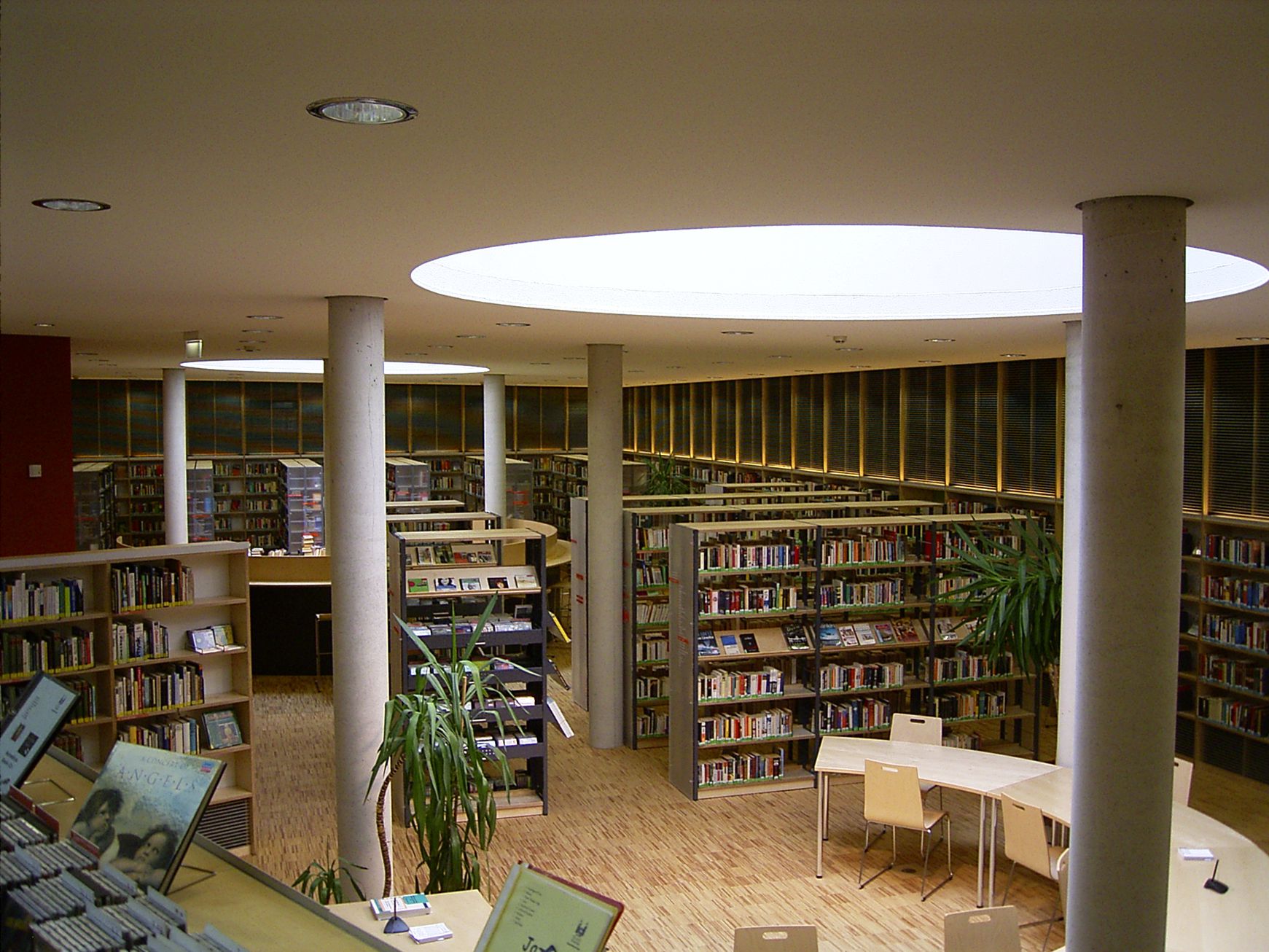 Bild der Romanabteilung der Stadtbibliothek Freising