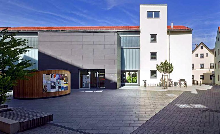 Bild des Platzes vor der Stadtbibliothek Freising