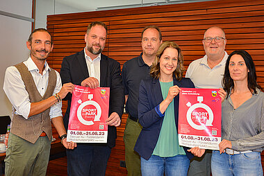 Freuen sich auch heuer auf viele Sportbegeisterte (v.l.): Sportreferent und Stadtrat Jürgen Mieskes, OB Tobias Eschenbacher, Referatsleiter Karl-Heinz Wimmer, Sportkoordinatorin Elisa Keidler, Oliver Dorn und Daniela Englberger (beide vhs Freising). 