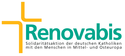 Der Schriftzug von Renovabis in T&uuml;rkis. Davor ein stilisiertes Kreuz in einem Gelbton
